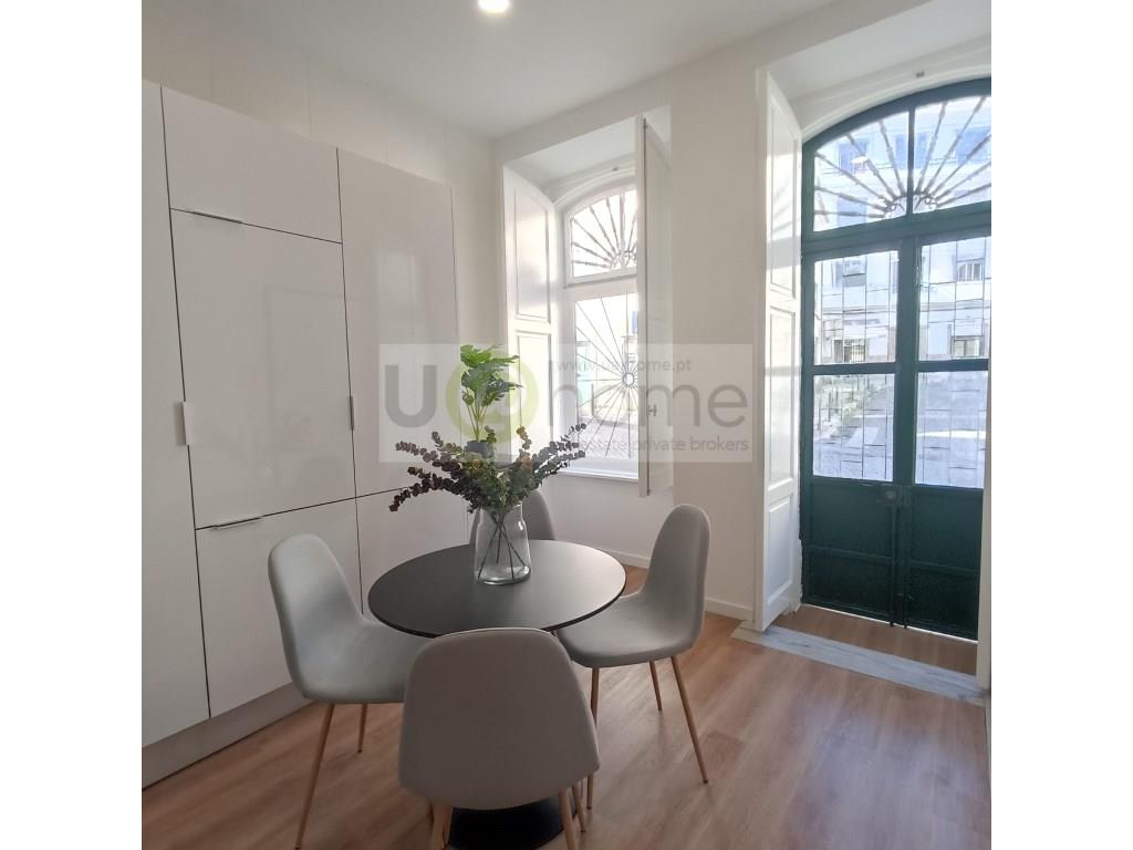 2 bedroom flat with patio, completely refurbished, equipped and decorated