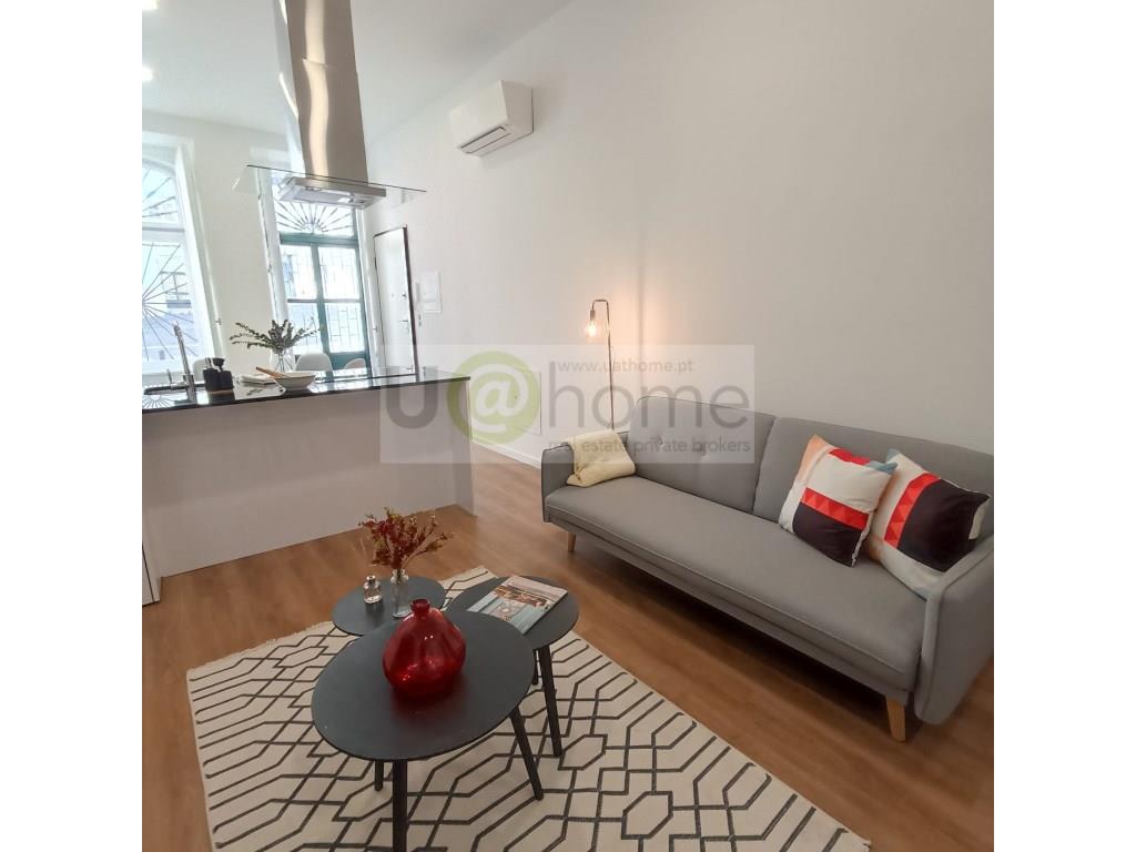 2 bedroom flat with patio, completely refurbished, equipped and decorated