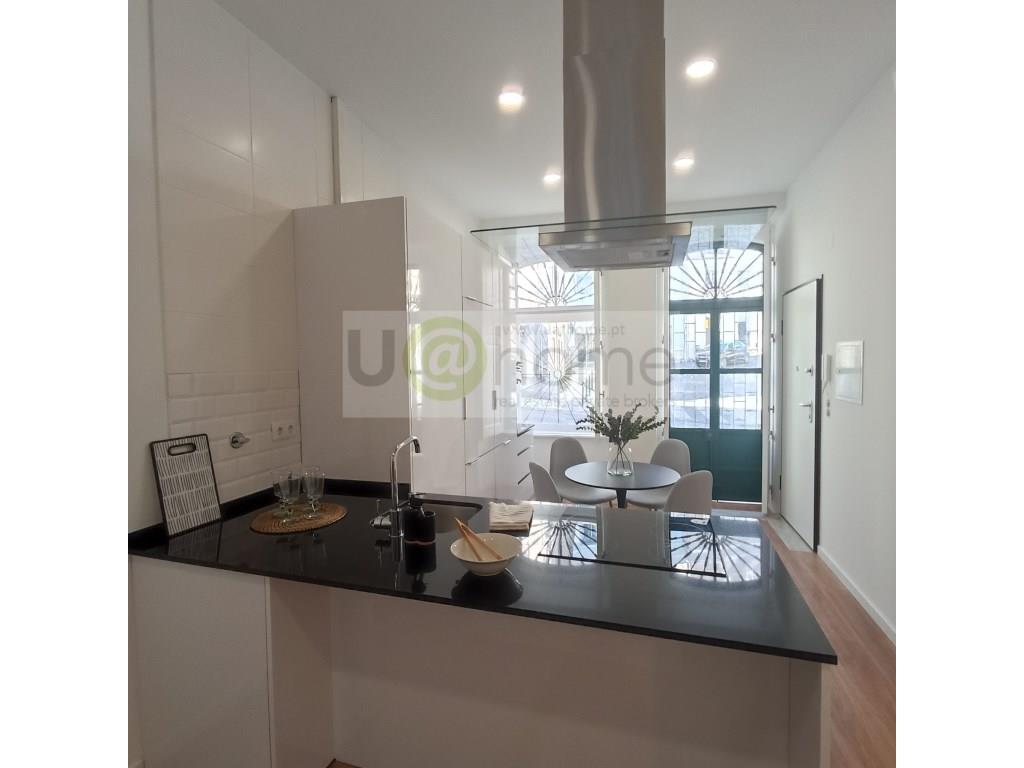 2 bedroom flat with patio, completely refurbished, equipped and decorated