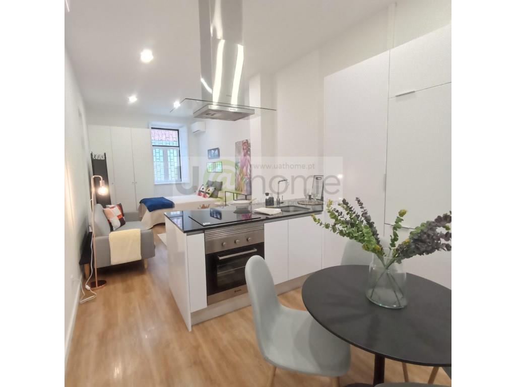 2 bedroom flat with patio, completely refurbished, equipped and decorated