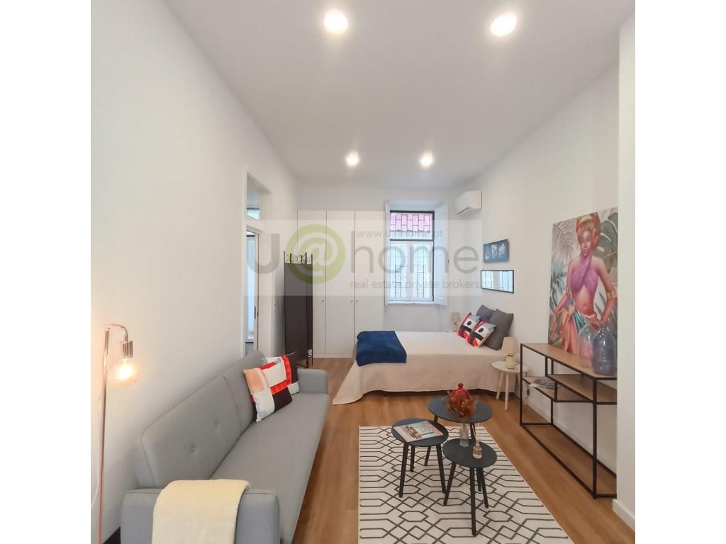 2 bedroom flat with patio, completely refurbished, equipped and decorated