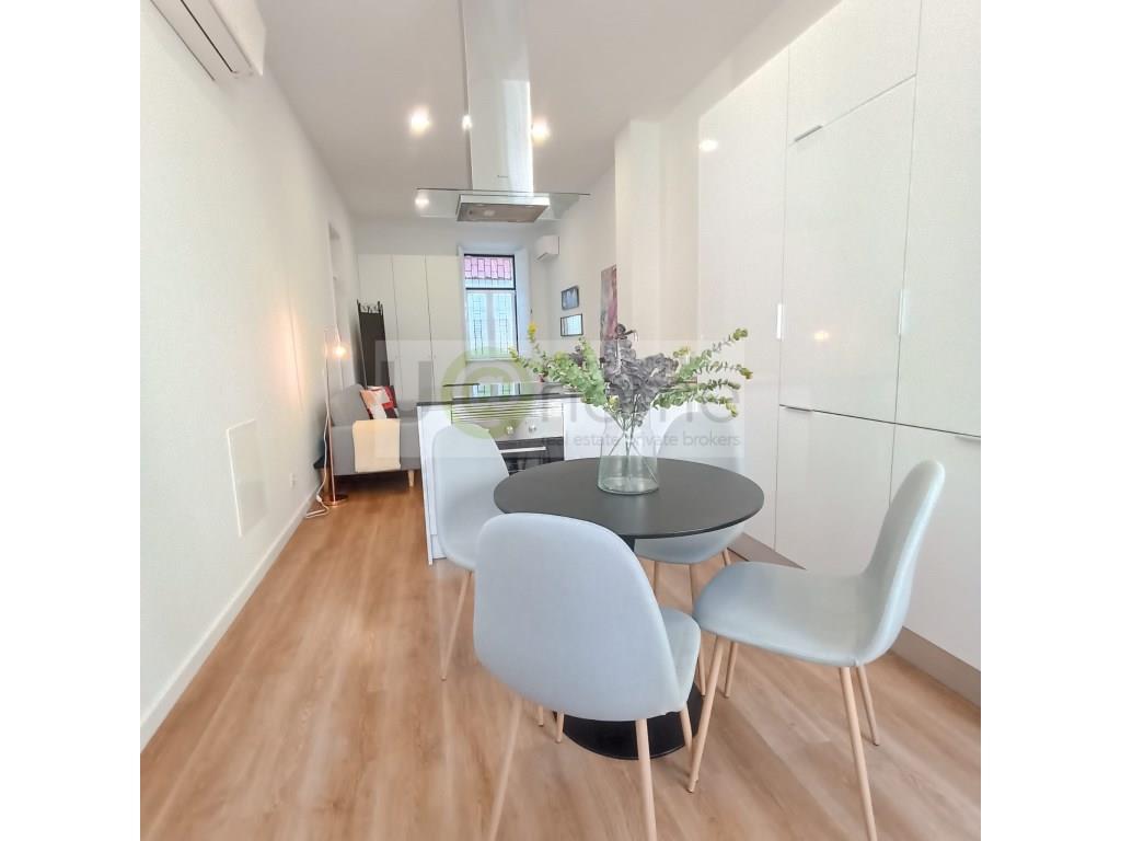 2 bedroom flat with patio, completely refurbished, equipped and decorated