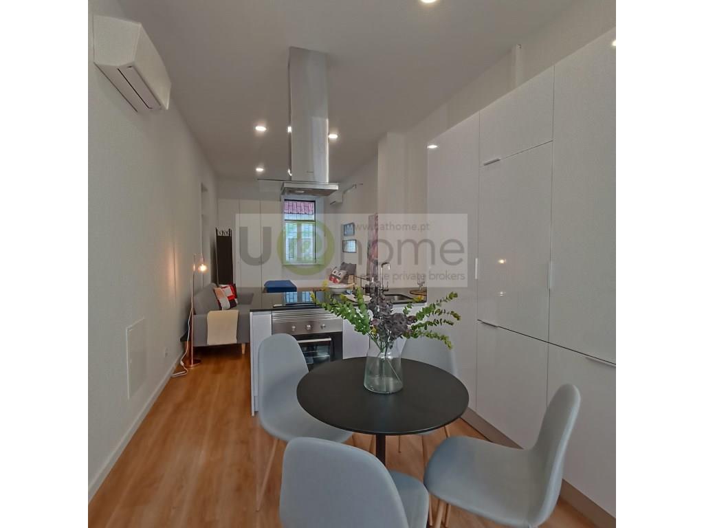 2 bedroom flat with patio, completely refurbished, equipped and decorated