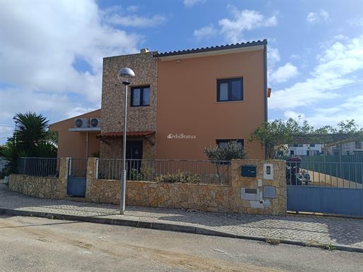 Detached 4-bedroom villa 5 minutes from the beach