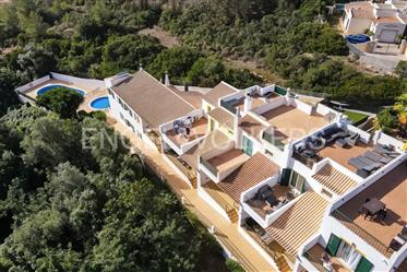 Fantastisches Stadthaus mit 3 Schlafzimmern in Carvoeiro