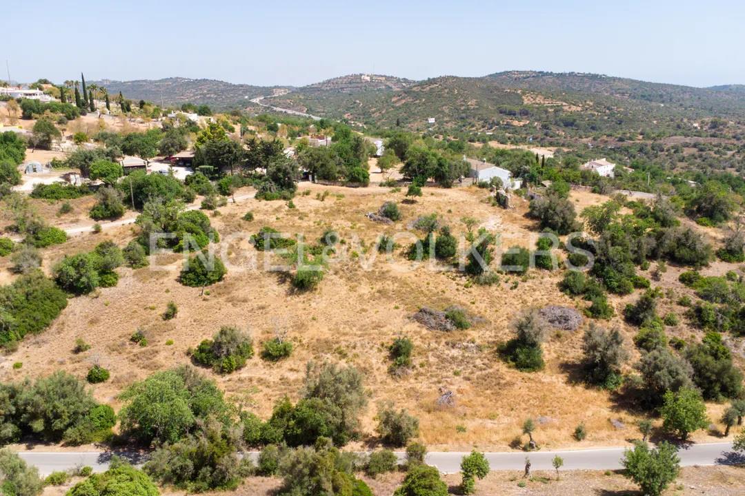 Terrain avec ruine et projet approuvé pour la construction d’une villa
