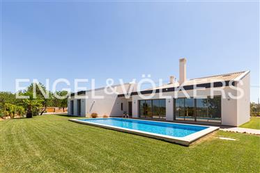 Single-Storey villa with pool