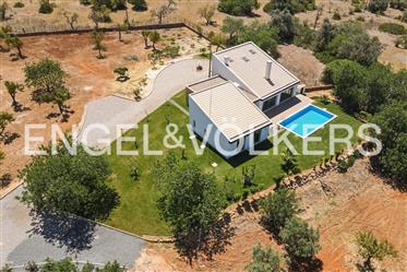 Single-Storey villa with pool