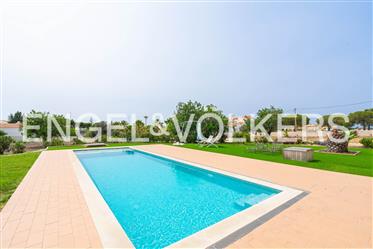 Wunderschöne ebenerdige Villa Mit Pool in Galé