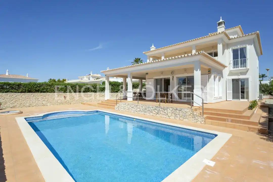 Fantastic 3-bedroom villa with pool, sea views and walking distance to the São Rafael beach