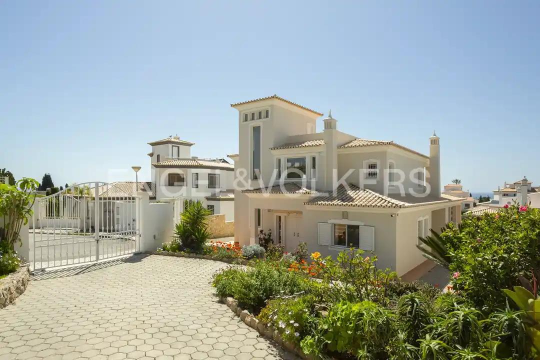 Fantastic 3-bedroom villa with pool, sea views and walking distance to the São Rafael beach