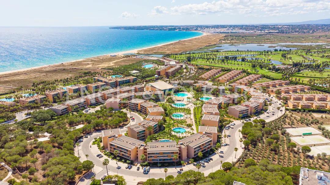 2-Bedroom Apartment in luxury resort walking distance from the beach
