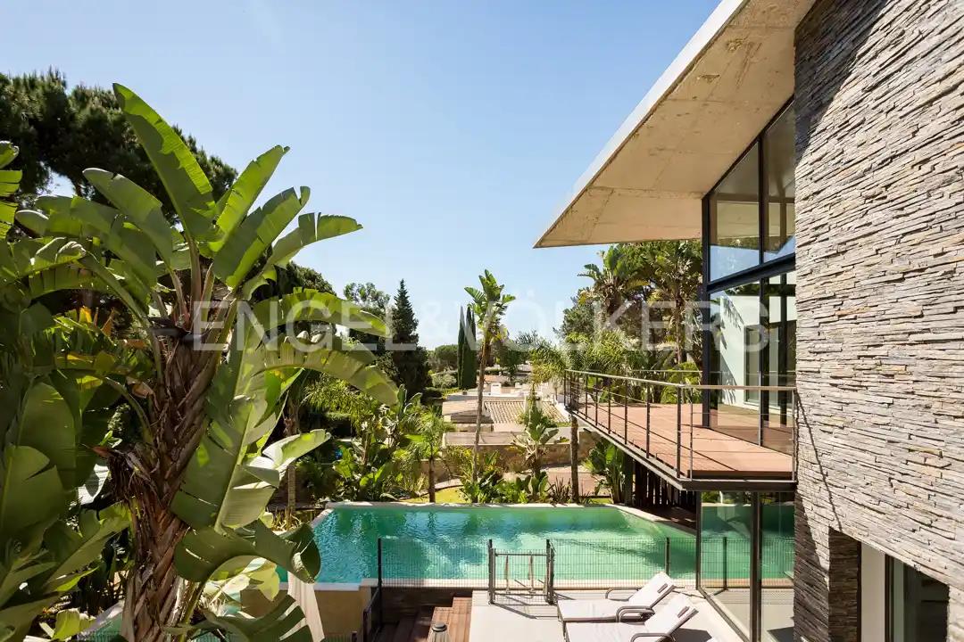 Luxusvilla mit tropischem Garten, die Sie sich nicht entgehen lassen sollten