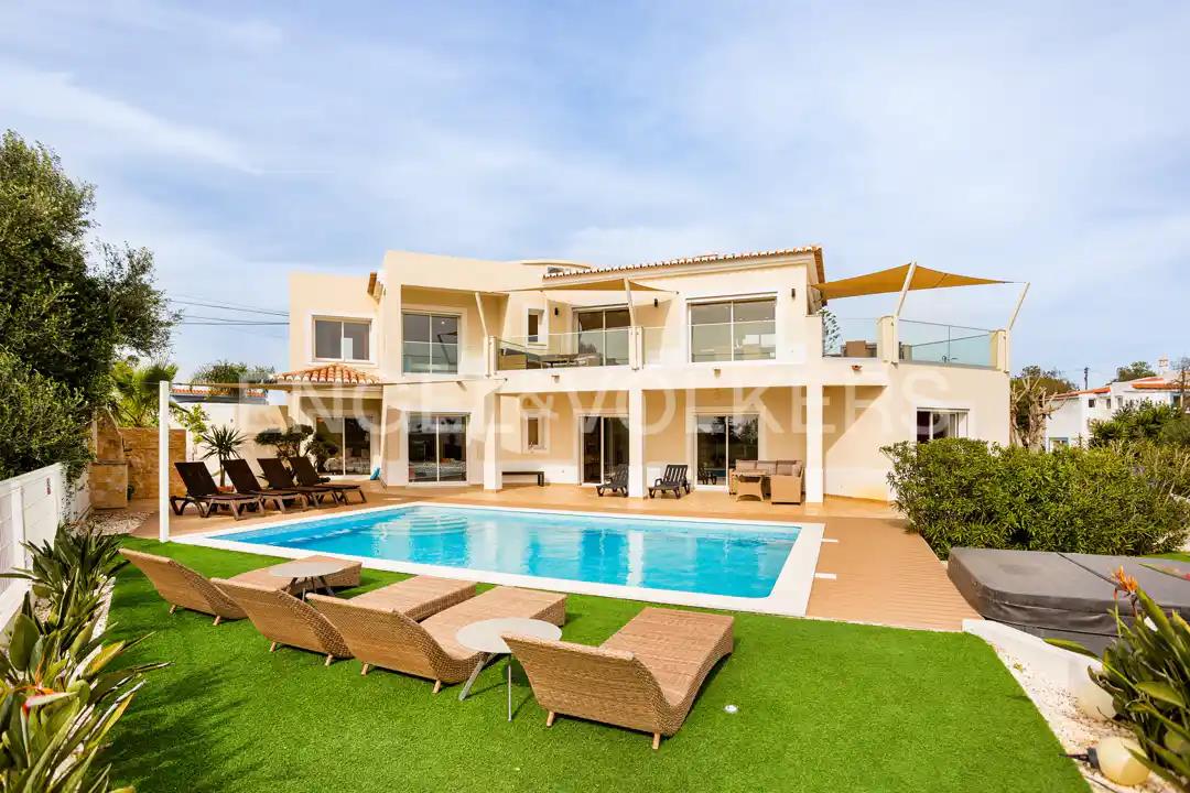 Spectaculaire villa met 4 slaapkamers en uitzicht op zee
