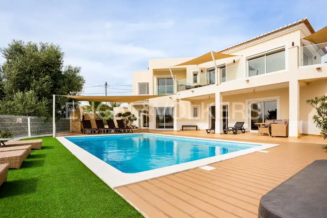 Stunning 4-bedroom villa with sea views