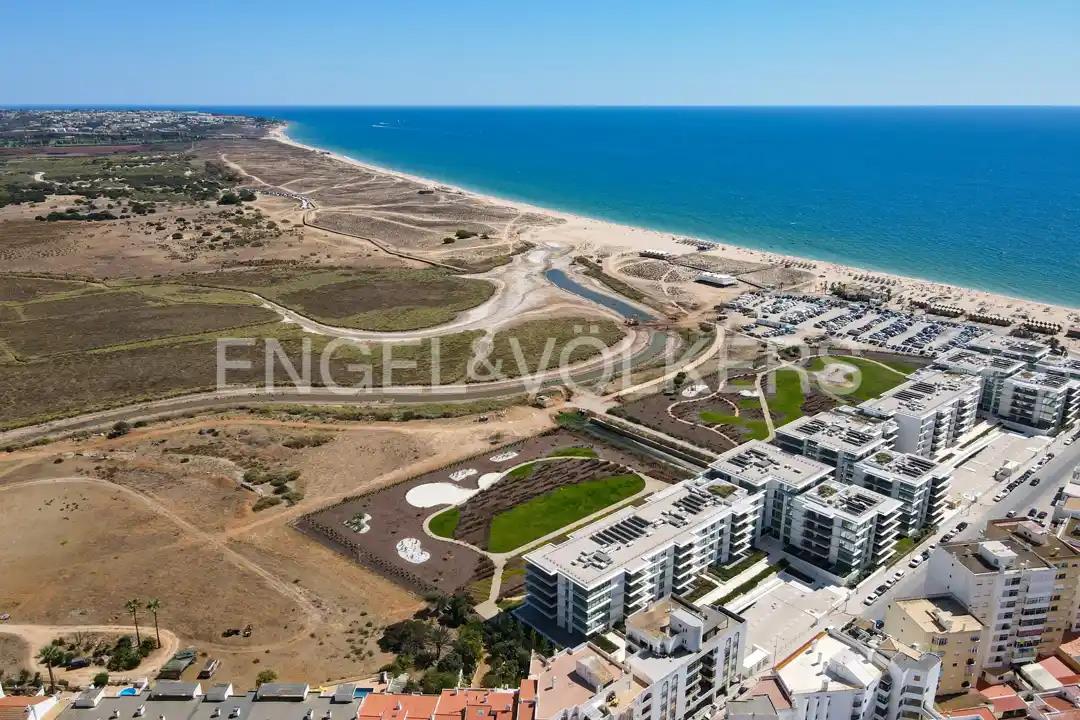 Appartement de luxe flambant neuf de 2 chambres avec vue sur la mer, à 50 mètres de la plage