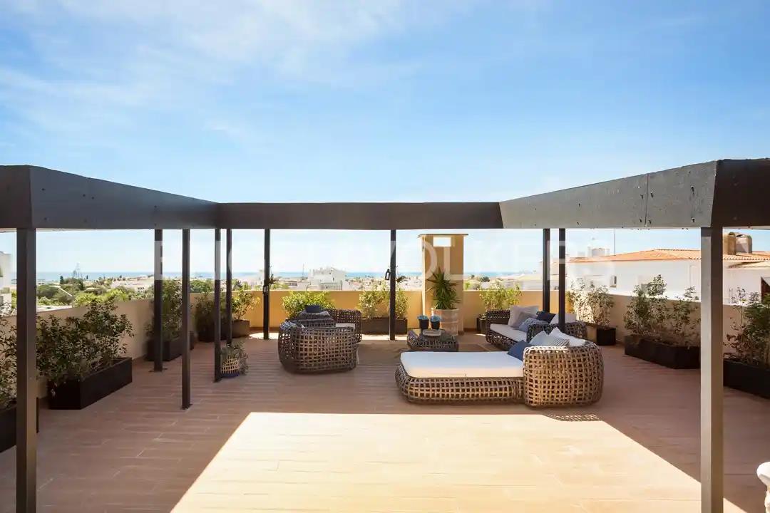  Renoviertes Penthouse mit 1+1 Schlafzimmern und außergewöhnlicher Terrasse mit Meerblick