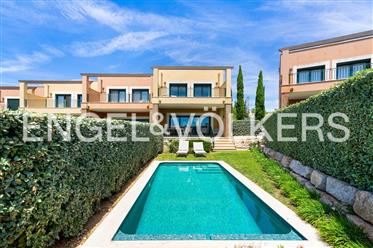 Townhouse with sea views and private pool
