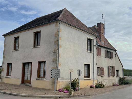 House of 185 m2 with 300 m2 of outbuildings in a quiet village