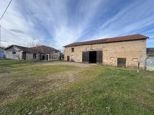 Farm with large outbuildings and 1 hectare of free land, possibility of up to 10 additional hectares