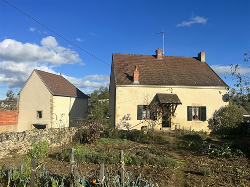 House with outbuildings 3 kilometers from Charolles