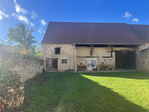 House with outbuildings 3 kilometers from Charolles