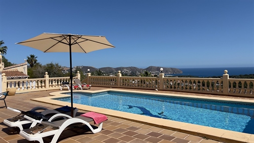 Villa mit atemberaubendem Blick auf das offene Meer in Benimeit Moraira.