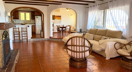 Villa mit atemberaubendem Blick auf das offene Meer in Benimeit Moraira.