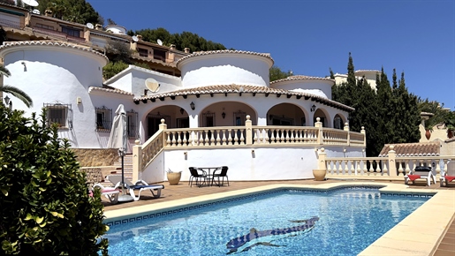 Villa con Impresionantes Vistas Abiertas al Mar en Benimeit Moraira.