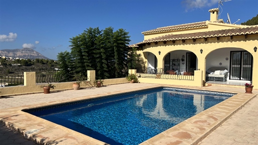 Villa met spectaculair panoramisch uitzicht op een rustige locatie in La Joya Benitachell