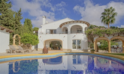 Impresionante Villa de estilo Mediterráneo en Alcazar Moraira, con Preciosos Jardines.