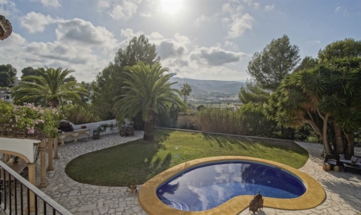 Superbe villa de style méditerranéen à Alcazar Moraira avec de beaux jardins.