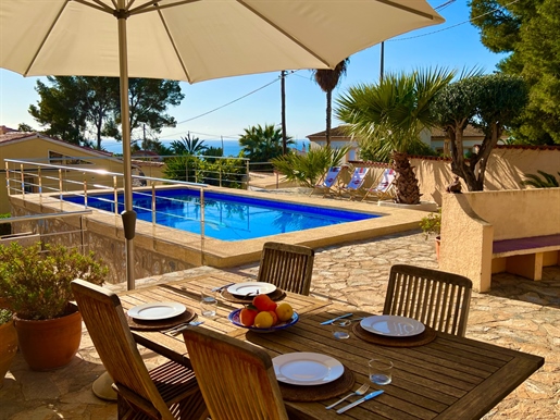 Villa individuelle avec vue sur la mer et à distance de marche de la plage à Benissa Costa.