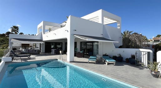 Prachtig gepresenteerde villa met drie slaapkamers, uitzicht op zee en ruime terrassen in La Sabater