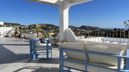 Prachtig gepresenteerde villa met drie slaapkamers, uitzicht op zee en ruime terrassen in La Sabater