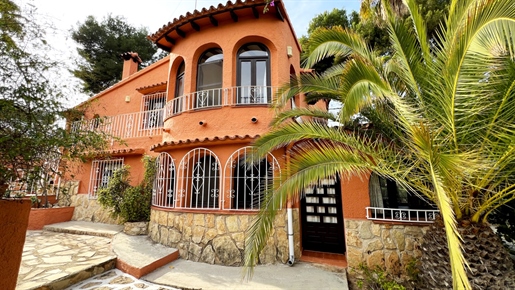 Traditional Villa on Large Plot with Separate Guest Accommodation in La Cometa, Moraira, Walking Dis