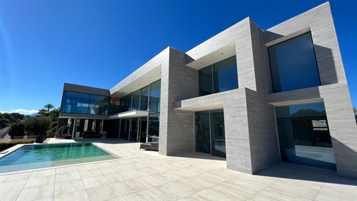 Teilweise fertiggestellte moderne Villa zum Verkauf mit atemberaubendem Meerblick