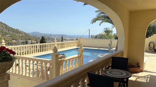 Ruime villa in Calpe met uitzicht op zee