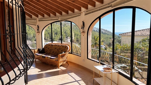 Freistehende traditionelle Villa mit Gästeapartment in einer ruhigen Gegend von Golden Valley, Benit