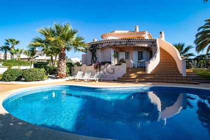 Preciosa villa tradicional con piscina en Albufeira