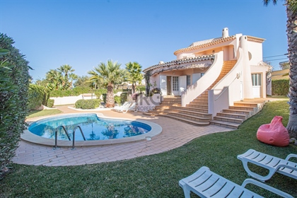 Lovely traditional villa with pool in Albufeira