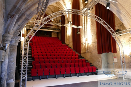 Avignon (84) Intramuros, Restaurant et Salle spectacle sur 520m2 env. Cours privative