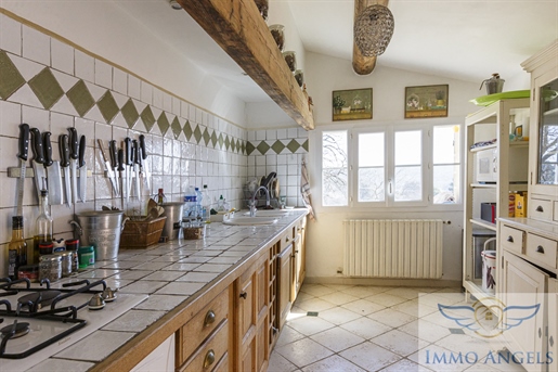 Semi-Detached stone farmhouse with gîtes, near Gordes