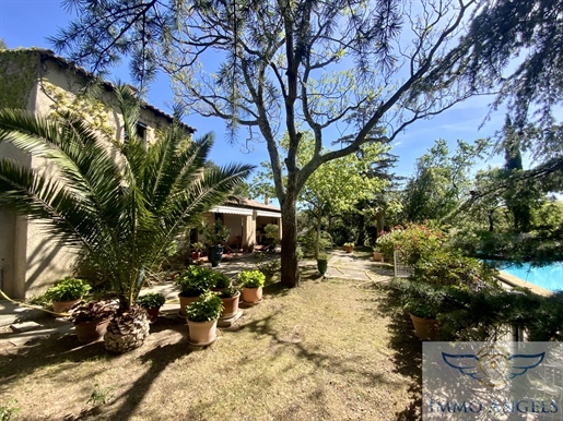 Village in the Poulx sector, 15 minutes from Nîmes, 7-room house, swimming pool, garden