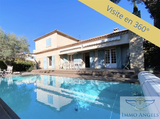 Very rare - T8 family villa of 259m2 with garage and heated swimming pool on 1000m2 of land.