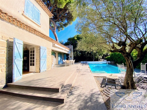 Very rare - T8 family villa of 259m2 with garage and heated swimming pool on 1000m2 of land.