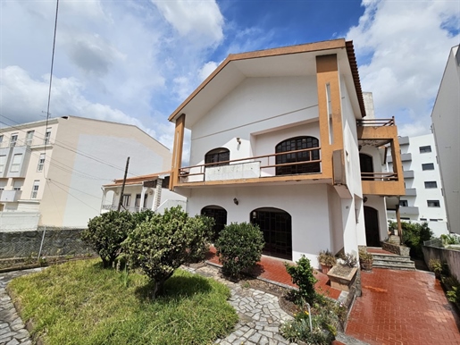 Villa de 5 dormitorios con 4 plantas en el centro de Caldas da Rainha
