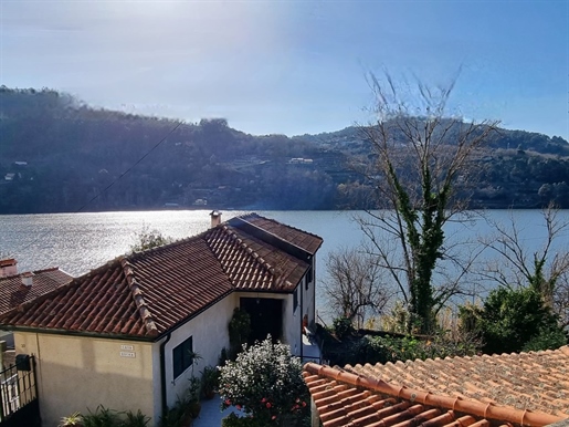 Haus am Ufer des Flusses Douro