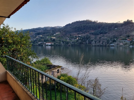 Haus am Ufer des Flusses Douro