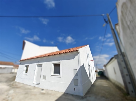 Haus im Wiederaufbau in der Gegend von Atouguia da Baleia